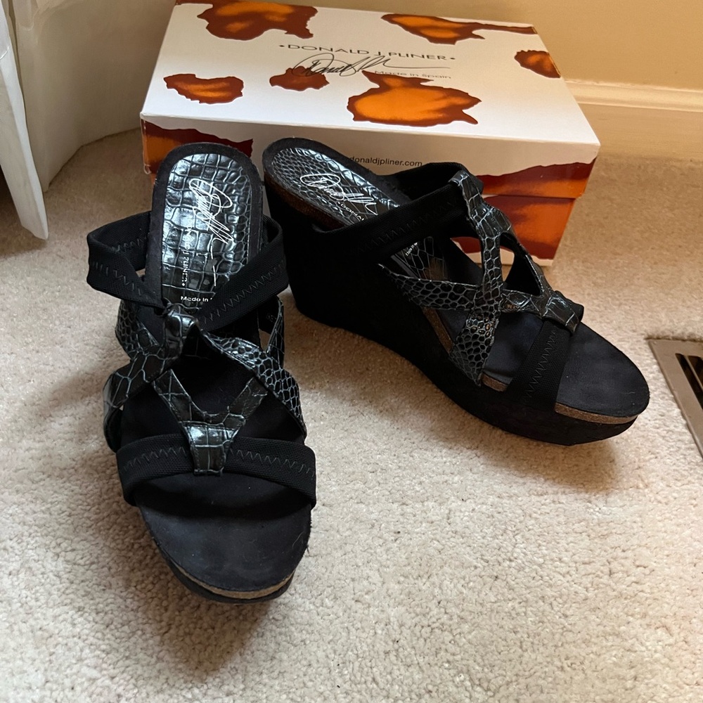 Donald J Pliner Good Condition Black Sandals